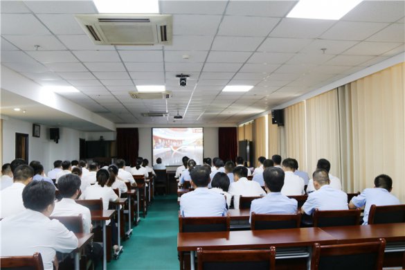 交投集團(tuán)組織收看“七一勛章”頒授儀式并開展預(yù)備黨員入黨宣誓活動