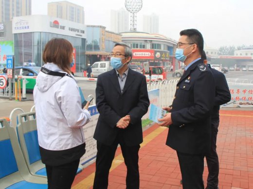 同心同行——集團領導到公交一線現場疏導乘客 ，保障市民便捷出行